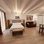 5 Terre Hub Suite 1
